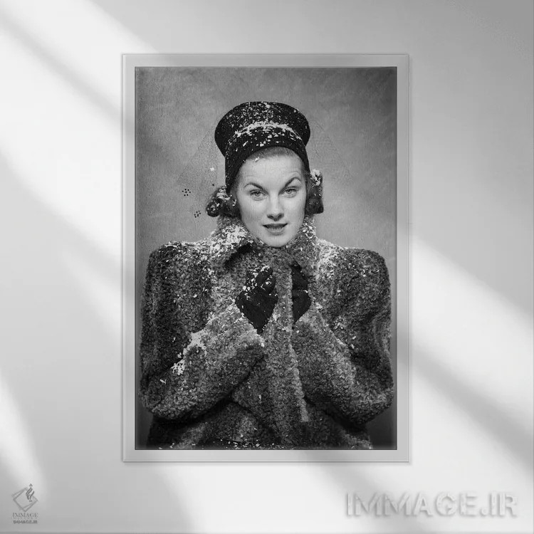 تابلو دکوراتیو زن با پالتوی بره ایرانی و کلاه، جمع شده مقابل دوربین زیر ب… اثر تصاویر وینتج - نمای قابدار سفید