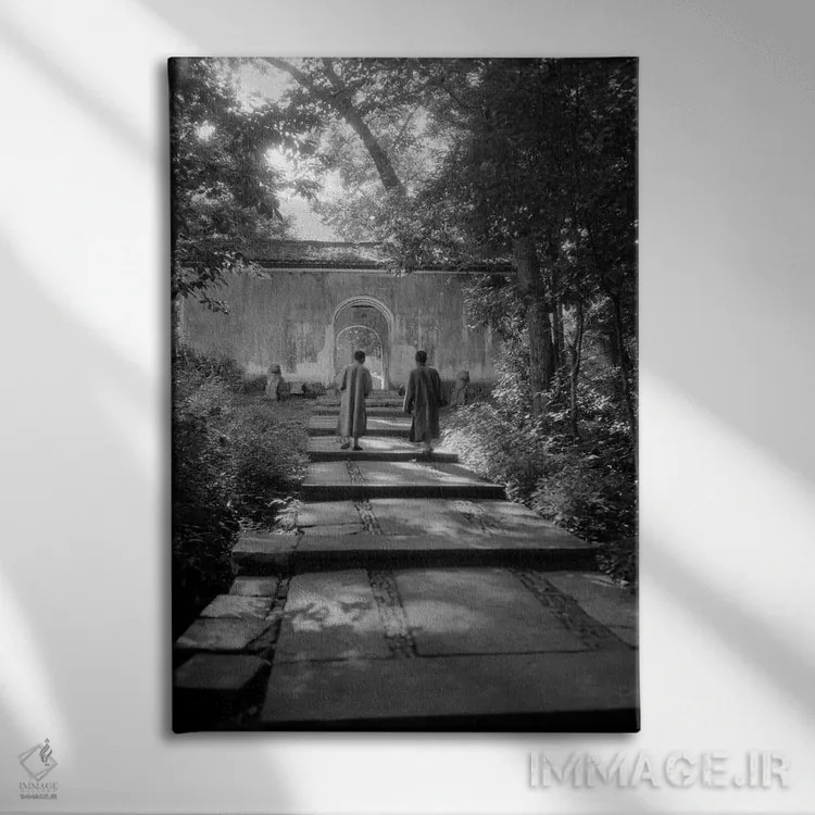 تابلو دکوراتیو دو مرد چینی با لباس سنتی در حال قدم زدن در مسیر باغی آرام… اثر تصاویر وینتج - نمای روبهرو روی دیوار
