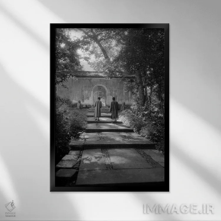 تابلو دکوراتیو دو مرد چینی با لباس سنتی در حال قدم زدن در مسیر باغی آرام… اثر تصاویر وینتج - نمای قابدار مشکی