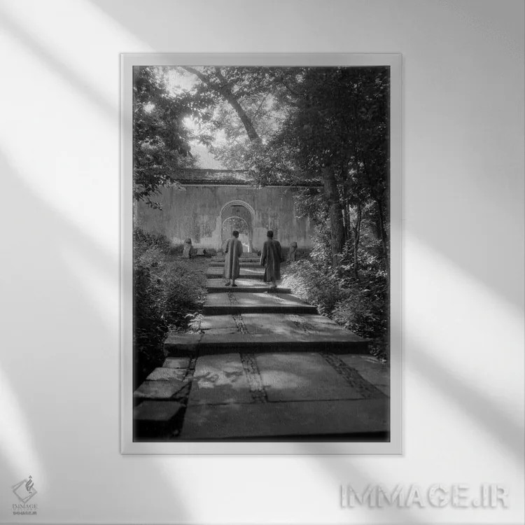 تابلو دکوراتیو دو مرد چینی با لباس سنتی در حال قدم زدن در مسیر باغی آرام… اثر تصاویر وینتج - نمای قابدار سفید