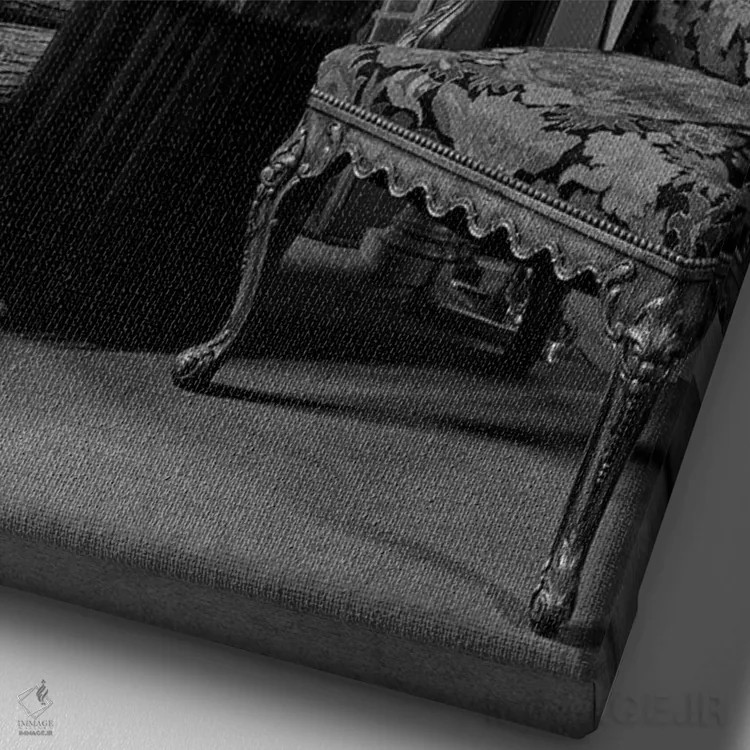 تابلو دکوراتیو زن ایستاده در اتاق پذیرایی رسمی جلوی شومینه با لباس خز بلن… اثر تصاویر وینتج - نمای نزدیک بافت بوم