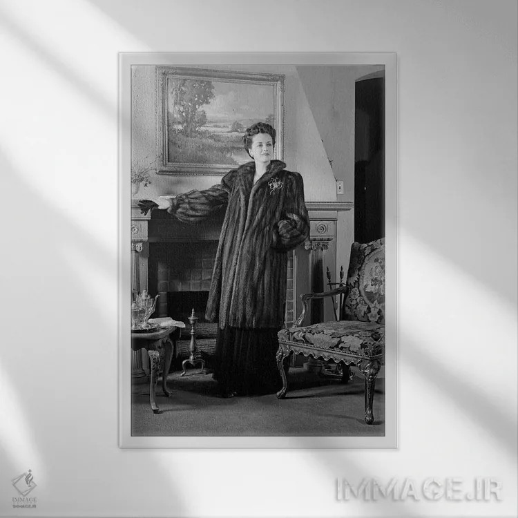 تابلو دکوراتیو زن ایستاده در اتاق پذیرایی رسمی جلوی شومینه با لباس خز بلن… اثر تصاویر وینتج - نمای قابدار سفید