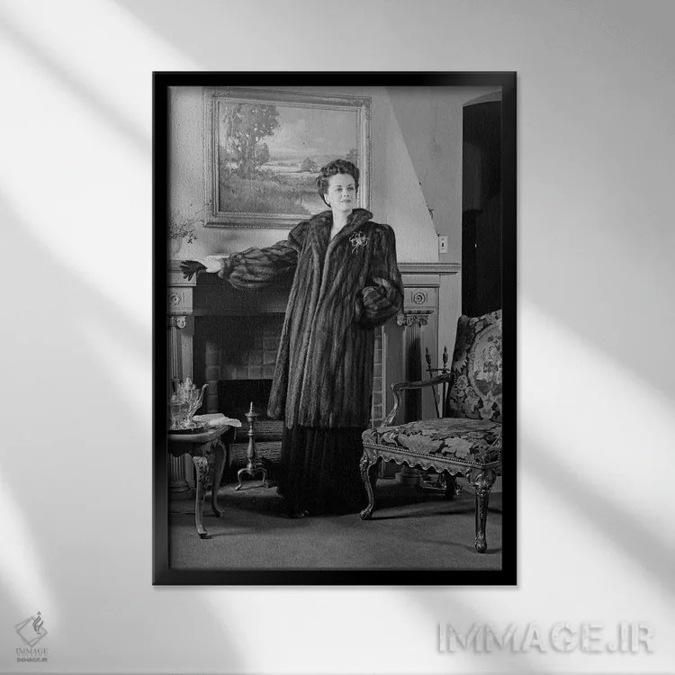تابلو دکوراتیو زن ایستاده در اتاق پذیرایی رسمی جلوی شومینه با لباس خز بلن… اثر تصاویر وینتج - نمای قابدار مشکی