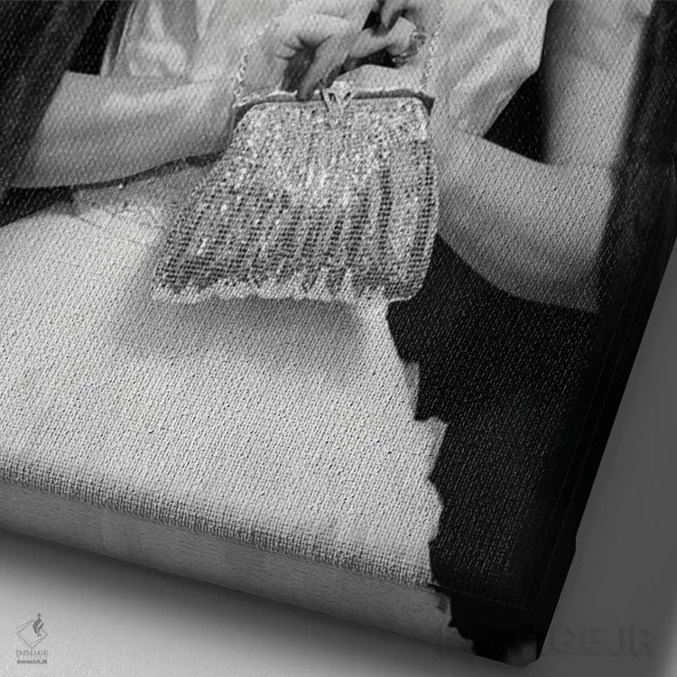 تابلو دکوراتیو زوج با لباس رسمی؛ مرد با کلاه سیلندر و زن با لباس شب و شنل… اثر تصاویر وینتج - نمای نزدیک بافت بوم