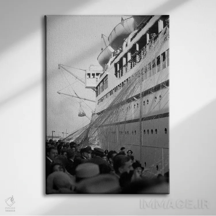 تابلو دکوراتیو جمعیت زیادی از مردم روی اسکله هنگام خداحافظی با مسافران کش… اثر تصاویر وینتج - نمای روبهرو روی دیوار