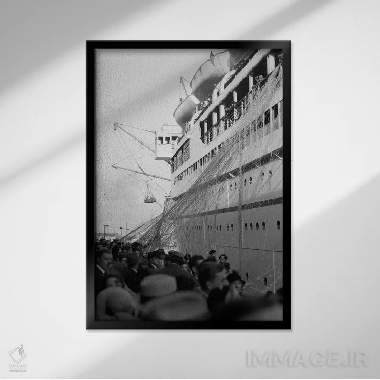 تابلو دکوراتیو جمعیت زیادی از مردم روی اسکله هنگام خداحافظی با مسافران کش… اثر تصاویر وینتج - نمای قابدار مشکی