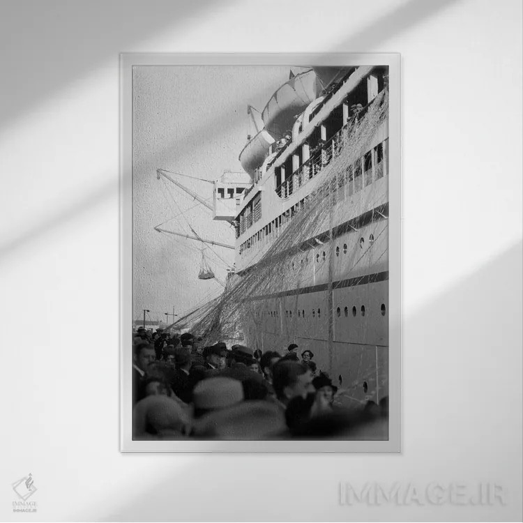 تابلو دکوراتیو جمعیت زیادی از مردم روی اسکله هنگام خداحافظی با مسافران کش… اثر تصاویر وینتج - نمای قابدار سفید