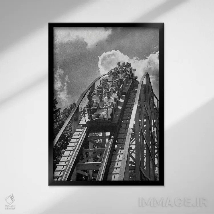 تابلو دکوراتیو گروهی از نوجوانان روی ترن هوایی در حال بالا و پایین آمدن ا… اثر تصاویر وینتج - نمای قابدار مشکی