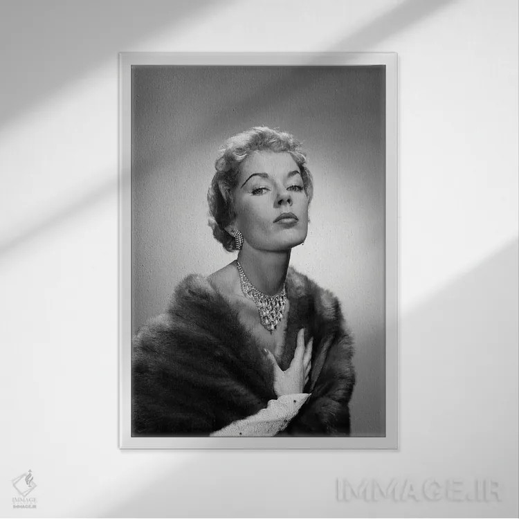 تابلو دکوراتیو پرتره زن شیک پوش با شنل خز، گردنبند و گوشواره مجلل دهه ۱۹۵… اثر تصاویر وینتج - نمای قابدار سفید