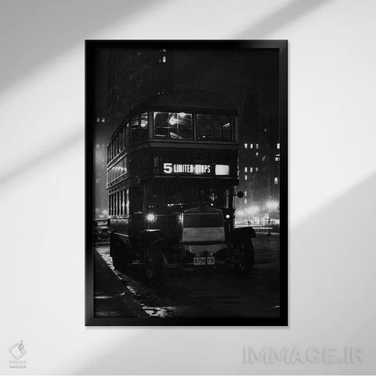 تابلو دکوراتیو اتوبوس دوطبقه خیابان پنجم در شب در نزدیکی ساختمان فلت آیرو… اثر تصاویر وینتج - نمای قابدار مشکی