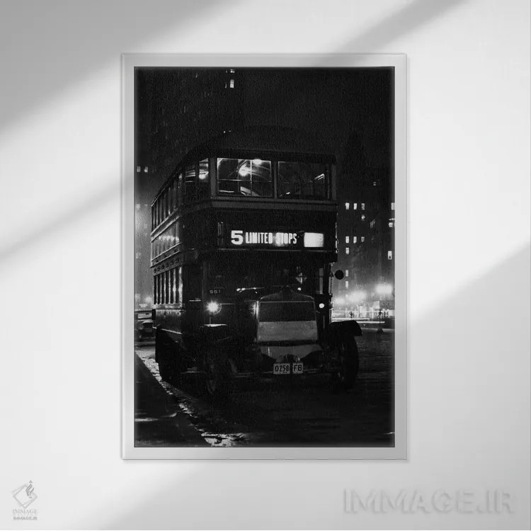 تابلو دکوراتیو اتوبوس دوطبقه خیابان پنجم در شب در نزدیکی ساختمان فلت آیرو… اثر تصاویر وینتج - نمای قابدار سفید