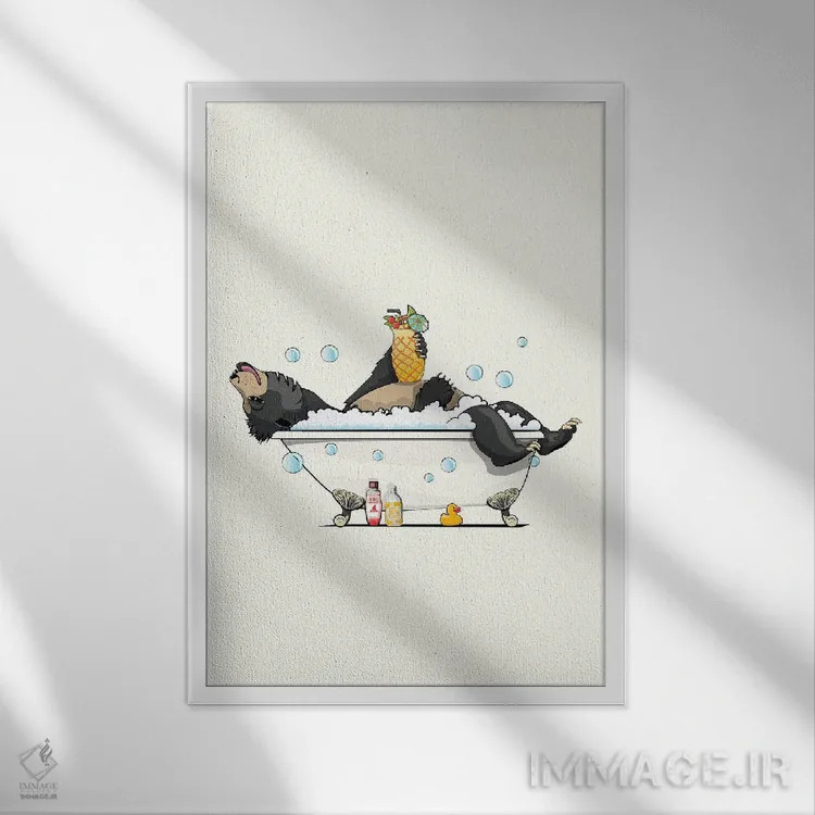 تابلو دکوراتیو خرس تنبل در حمام اثر وایات دیزاین - نمای قابدار سفید