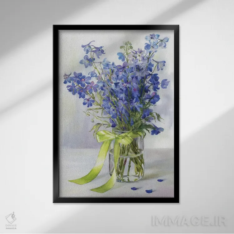 تابلو دکوراتیو دسته گل دلفینیوم اثر یولیا کراسنوف - نمای قابدار مشکی
