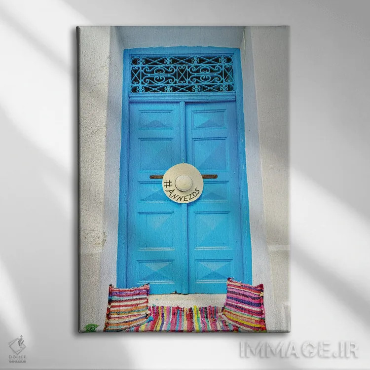 تابلو دکوراتیو درب ورودی در میکونوس اثر زویی شوماخر - نمای روبهرو روی دیوار