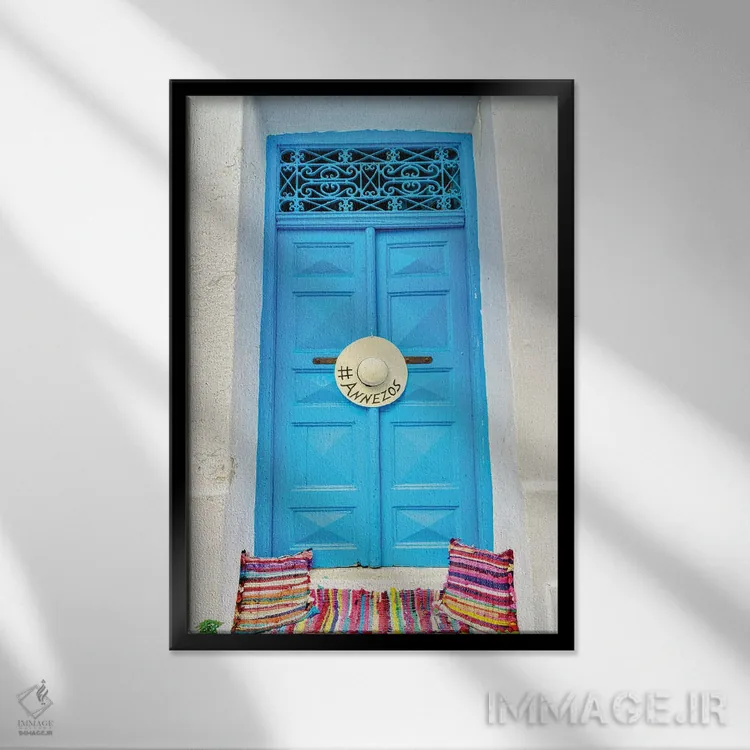 تابلو دکوراتیو درب ورودی در میکونوس اثر زویی شوماخر - نمای قابدار مشکی