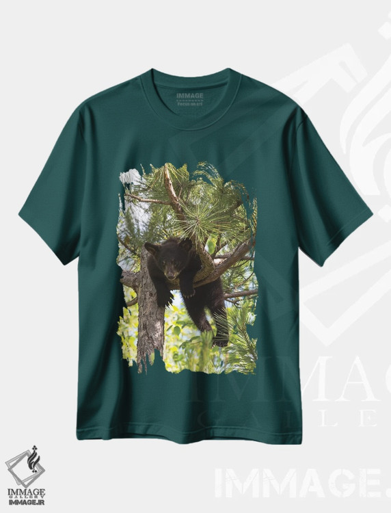تیشرت سبز طرح دار Minnesota, Sandstone, Black Bear Cub Stuck in a Tree,آمریکا، مینه سوتا، سندستون، توله خرس سیاه گیر افتاده در درخت اثر هولیس لونی
