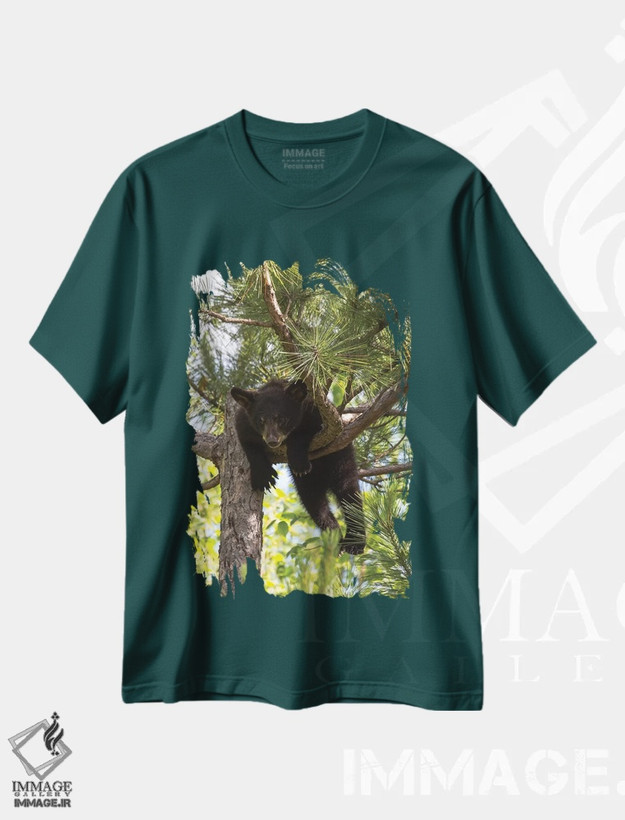 تیشرت سبز طرح دار Minnesota, Sandstone, Black Bear Cub Stuck in a Tree,آمریکا، مینه سوتا، سندستون، توله خرس سیاه گیر افتاده در درخت اثر هولیس لونی
