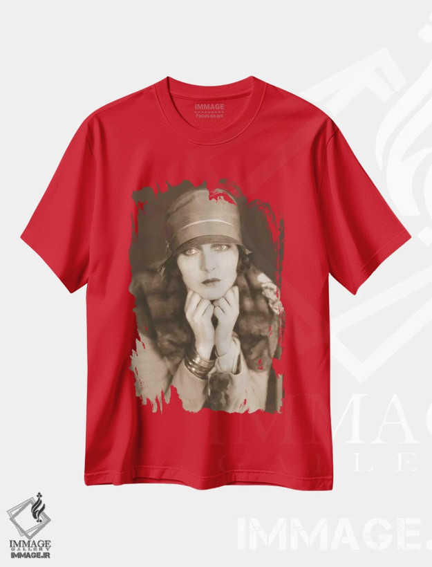 تیشرت قرمز طرح دار چشمان منتظر اثر هنرمند ناشناس