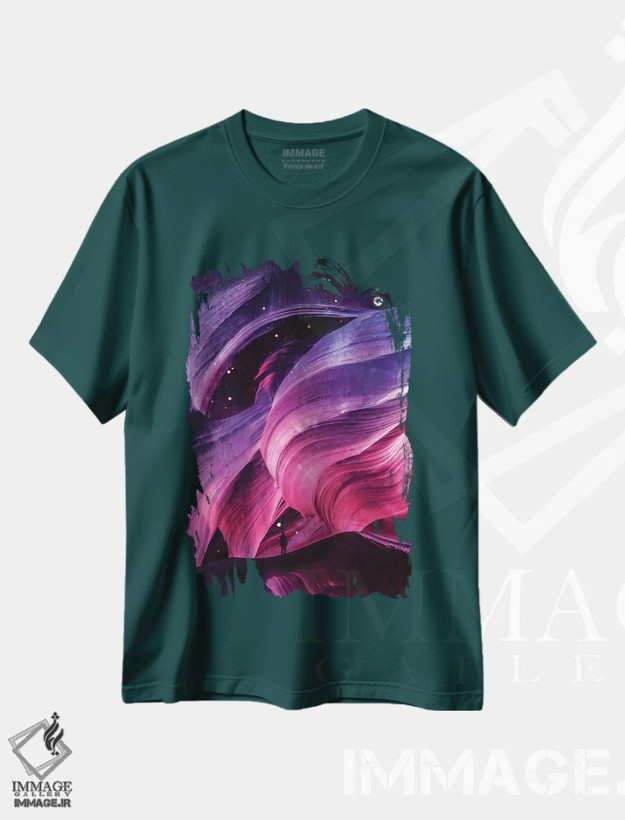 تیشرت سبز طرح دار در زیر اثر آدام پریستر