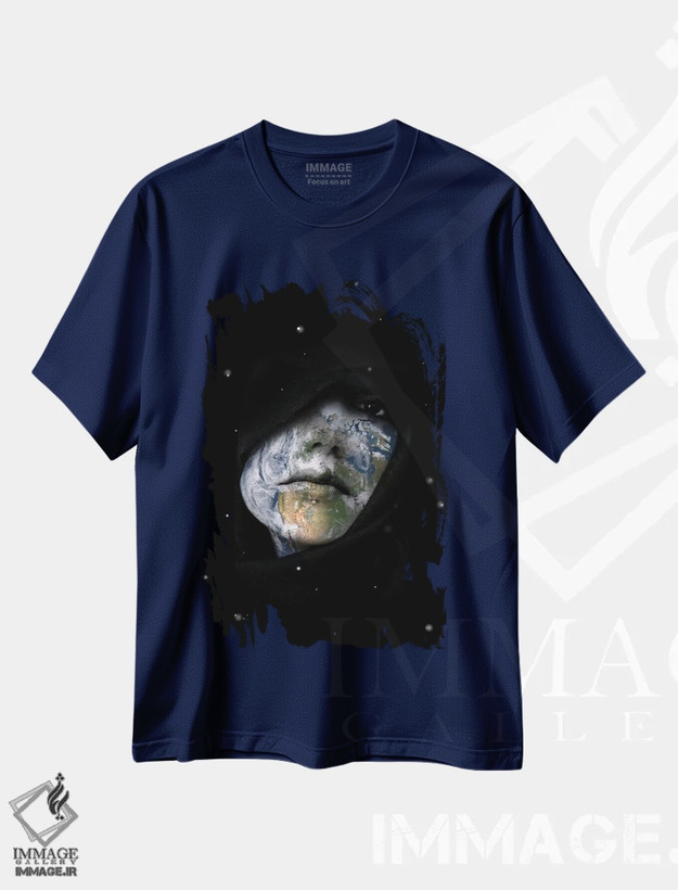 تیشرت سرمه ای طرح دار دنیا زنانه است اثر کیکی سی لندن
