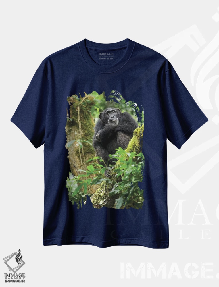 تیشرت سرمه ای طرح طبیعت ,Uganda, Kibale National Park. A relaxed female chimpanzee sits aloft in a mossy tree.,آفریقا، اوگاندا، پارک ملی کیباله. یک شامپانزه ماده آرام روی درختی خزه دار نشسته است اثر کریستین موشر