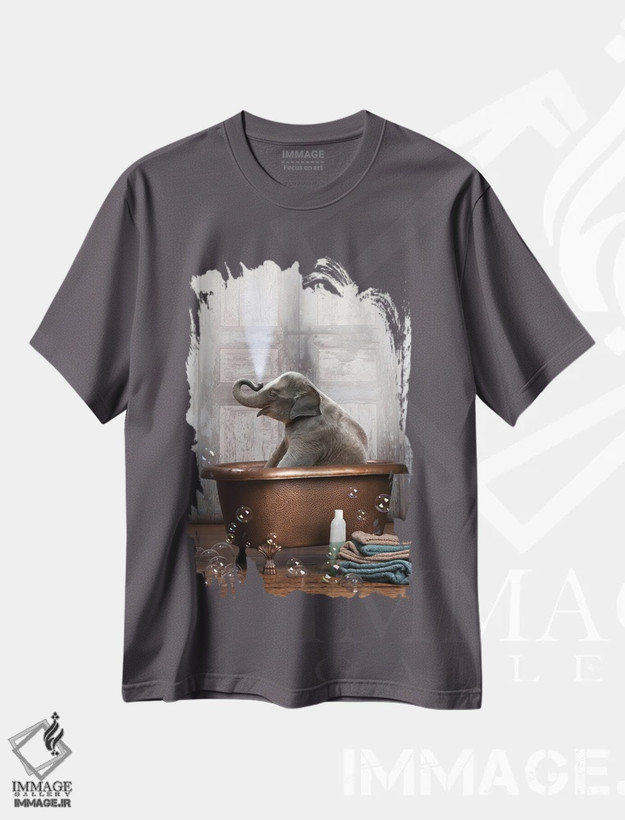 تیشرت طوسی طرح دار فیل در وان حمام اثر دومونیک براون