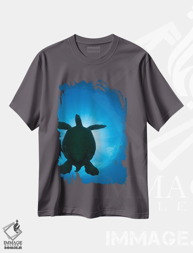 تیشرت طوسی طرح دار Chelonia Mydas, Passes Overhead,سایه یک لاک پشت سبز دریایی بزرگ ماده، Chelonia Mydas، که از بالای سر عبور می کند اثر دیوید فلیتهام