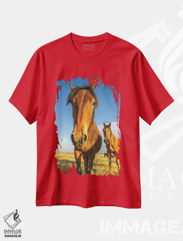 تیشرت قرمز طرح دار Utah, Tooele County. Wild horses close-up.,ایالات متحده، یوتا، شهرستان توئله. نمای نزدیک اسب های وحشی. اثر جینز گالری