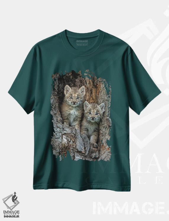 تیشرت سبز طرح دار Montana. Bobcat Kittens In Tree Den.,بچه گربه های وحشی در لانه درختی اثر جینز گالری