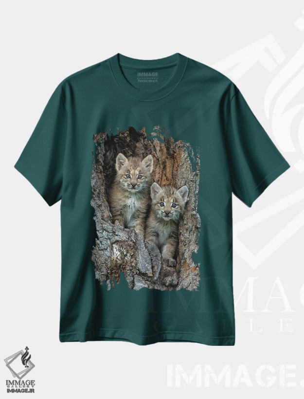 تیشرت سبز طرح دار Montana. Bobcat Kittens In Tree Den.,بچه گربه های وحشی در لانه درختی اثر جینز گالری