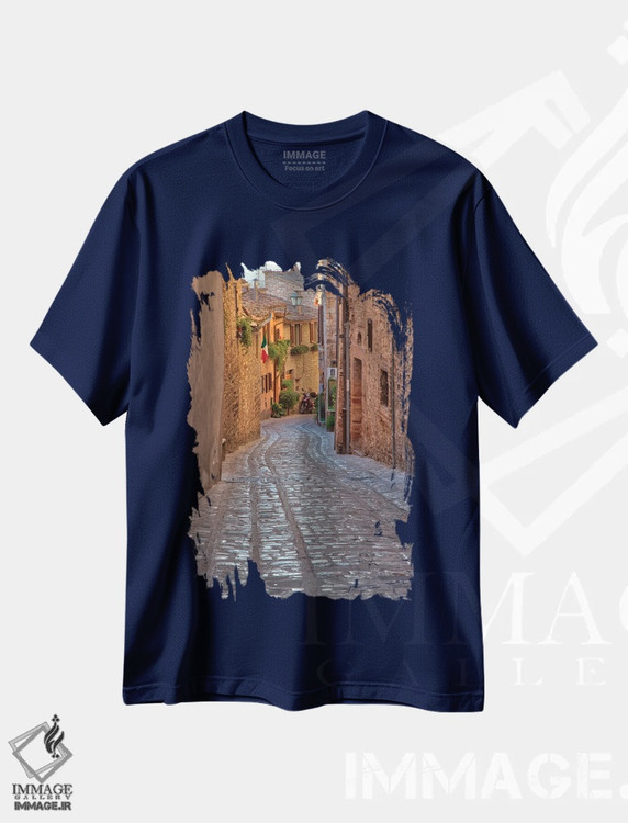 تیشرت سرمه ای طرح دار Umbria Cobblestone Street In The Town Of Spello,ایتالیا، آمبریا. خیابان سنگفرش شده در شهر اسپلو اثر جولی اگِرز