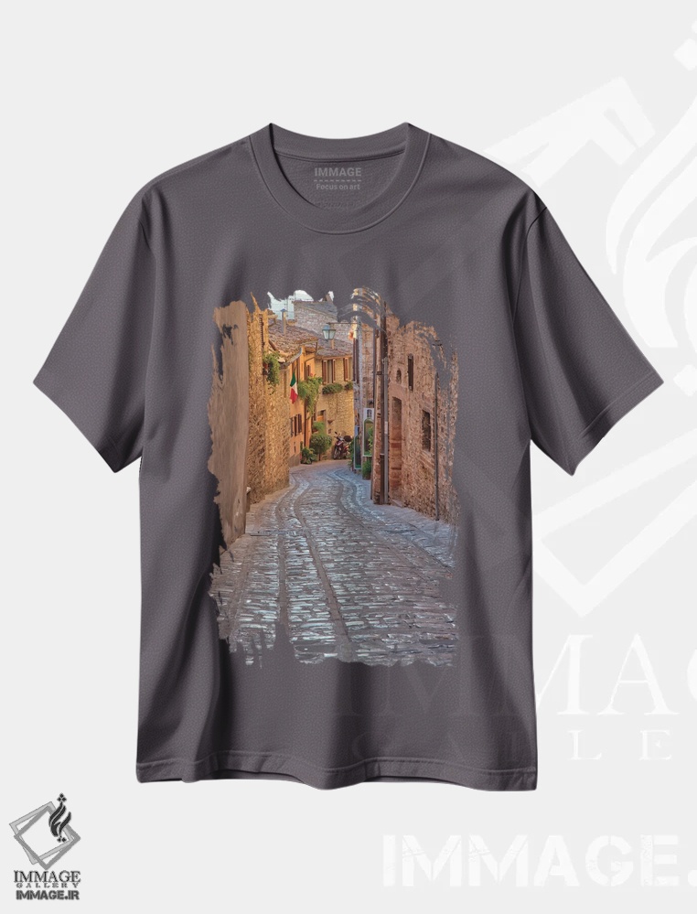 تیشرت طوسی طرح دار Umbria Cobblestone Street In The Town Of Spello,ایتالیا، آمبریا. خیابان سنگفرش شده در شهر اسپلو اثر جولی اگِرز