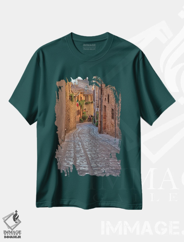 تیشرت سبز طرح دار Umbria Cobblestone Street In The Town Of Spello,ایتالیا، آمبریا. خیابان سنگفرش شده در شهر اسپلو اثر جولی اگِرز