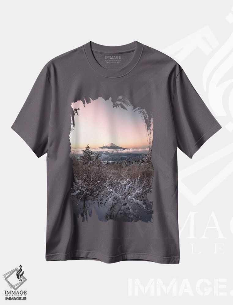 تیشرت طوسی طرح دار کوه فوجی دوازده اثر دایسوکه اوئه ماتسو