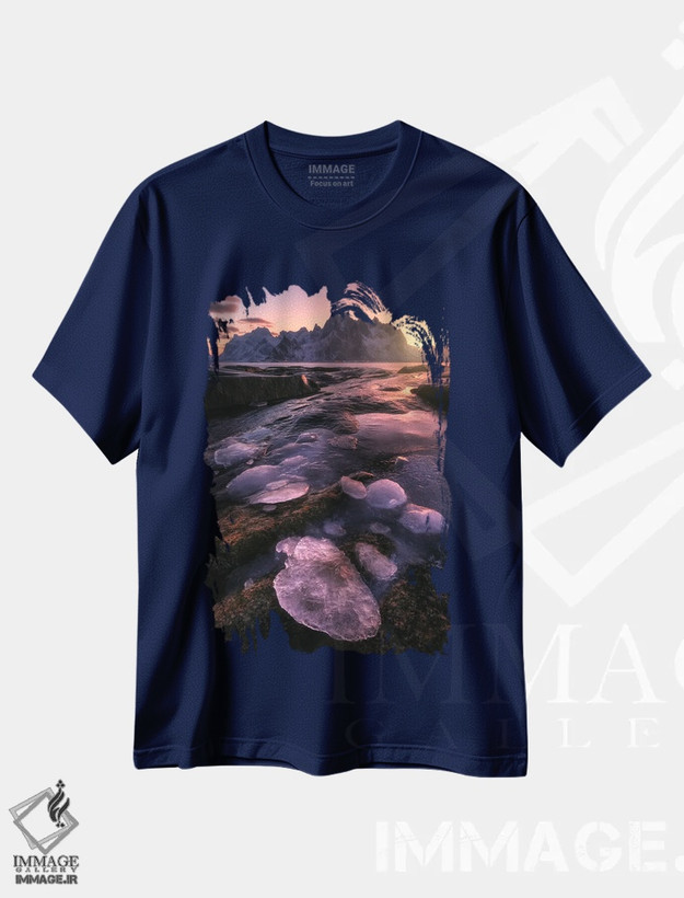 تیشرت سرمه ای طرح دار تابش قطبی در ساحل لوفوتن شمال نروژ اثر دنیل گاستاگر