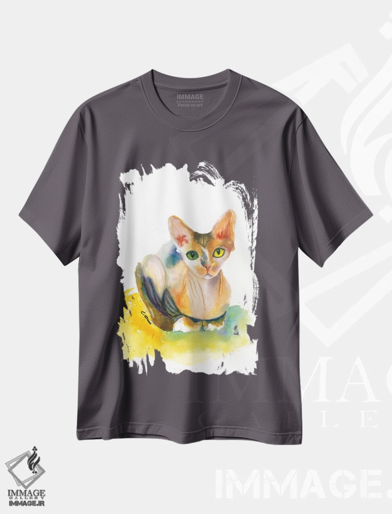 تیشرت طوسی طرح دار اسفینکس روی بالشت زرد اثر کانی کالم