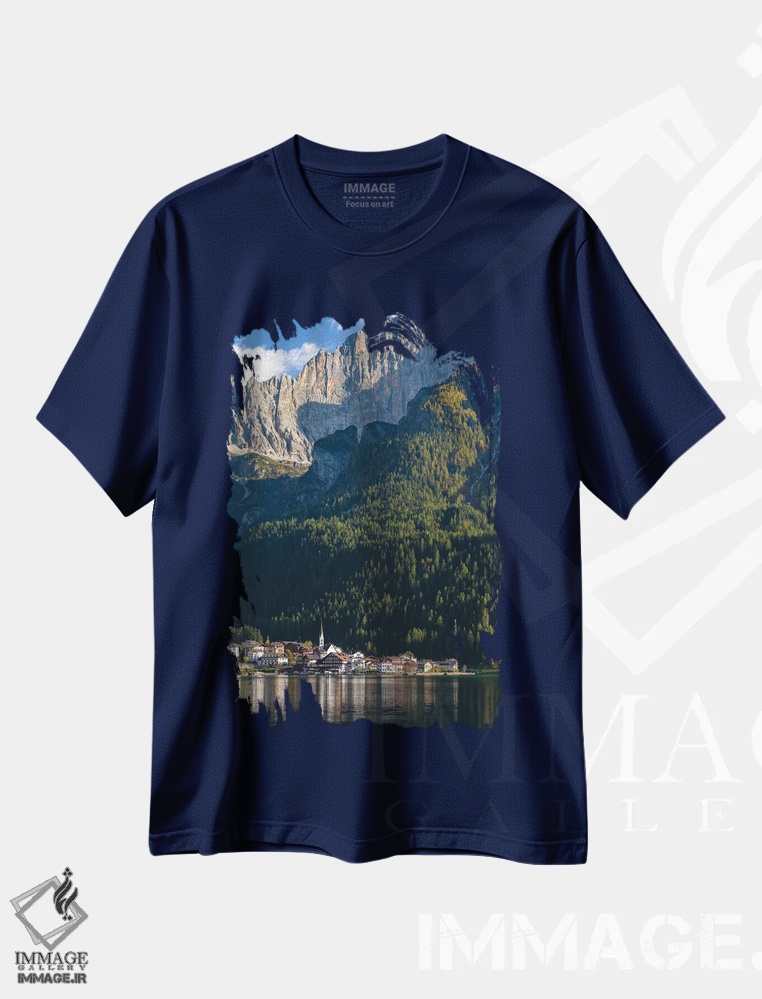 تیشرت سرمه ای طرح منظره ,an icon of the dolomites in the Veneto, Italy,دهکده آلگه کنار دریاچه آلگه در پای قله چیوتا، نماد دولومیت های ونتو، ایتالیا اثر مارتین زویک