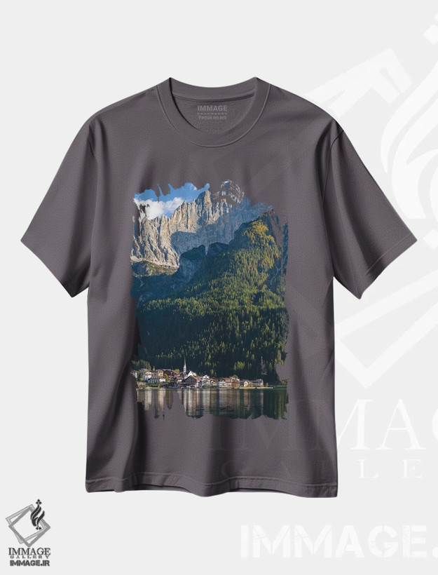 تیشرت طوسی طرح منظره ,an icon of the dolomites in the Veneto, Italy,دهکده آلگه کنار دریاچه آلگه در پای قله چیوتا، نماد دولومیت های ونتو، ایتالیا اثر مارتین زویک