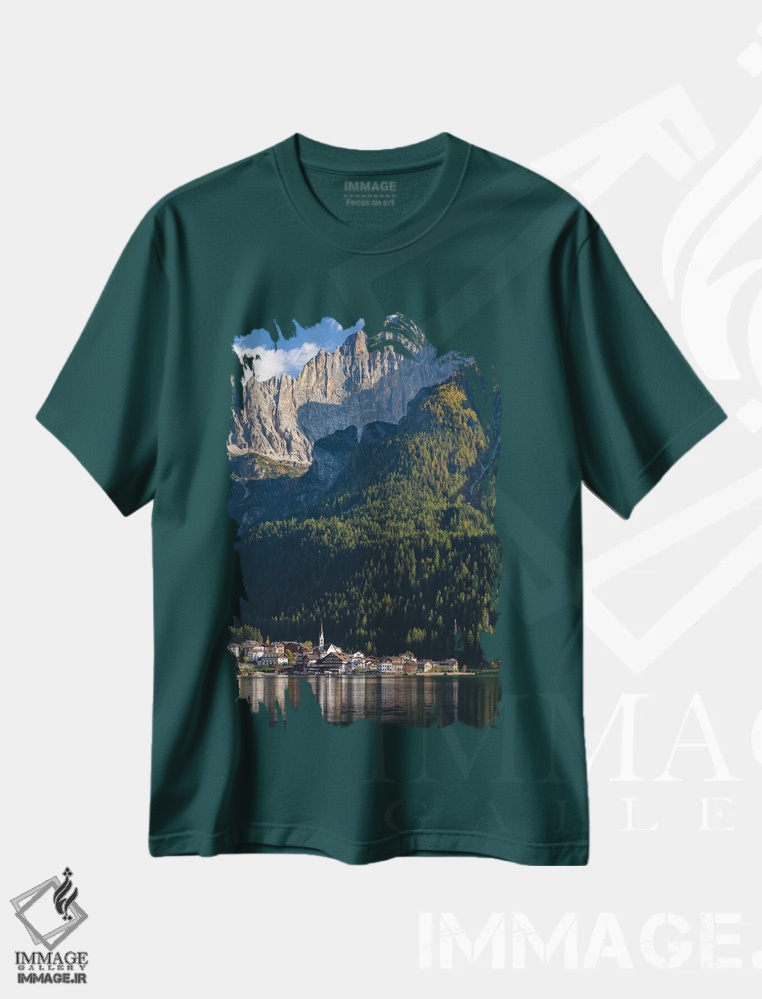تیشرت سبز طرح منظره ,an icon of the dolomites in the Veneto, Italy,دهکده آلگه کنار دریاچه آلگه در پای قله چیوتا، نماد دولومیت های ونتو، ایتالیا اثر مارتین زویک