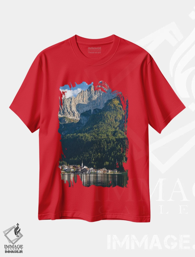 تیشرت قرمز طرح منظره ,an icon of the dolomites in the Veneto, Italy,دهکده آلگه کنار دریاچه آلگه در پای قله چیوتا، نماد دولومیت های ونتو، ایتالیا اثر مارتین زویک