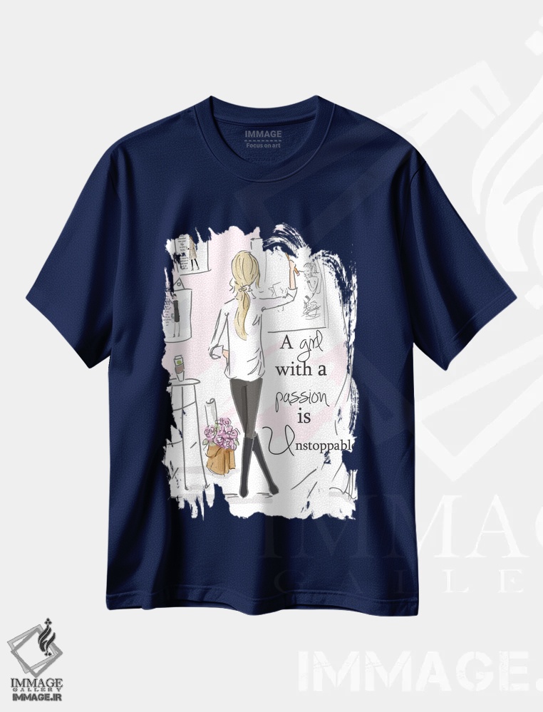 تیشرت سرمه ای طرح دار دختری که شور و اشتیاق دارد... اثر هدر استیلافسن