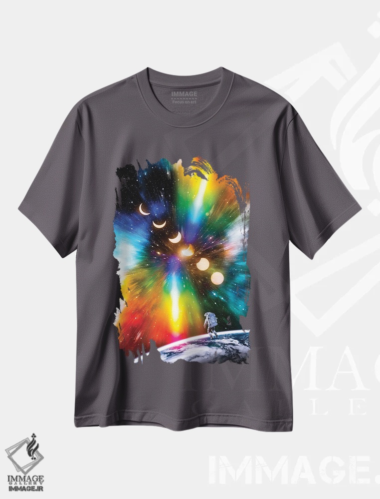 تیشرت طوسی طرح دار Phases Of The Moon And Colorful Universe,فضانورد، فازهای ماه و جهان رنگارنگ اثر جن زد