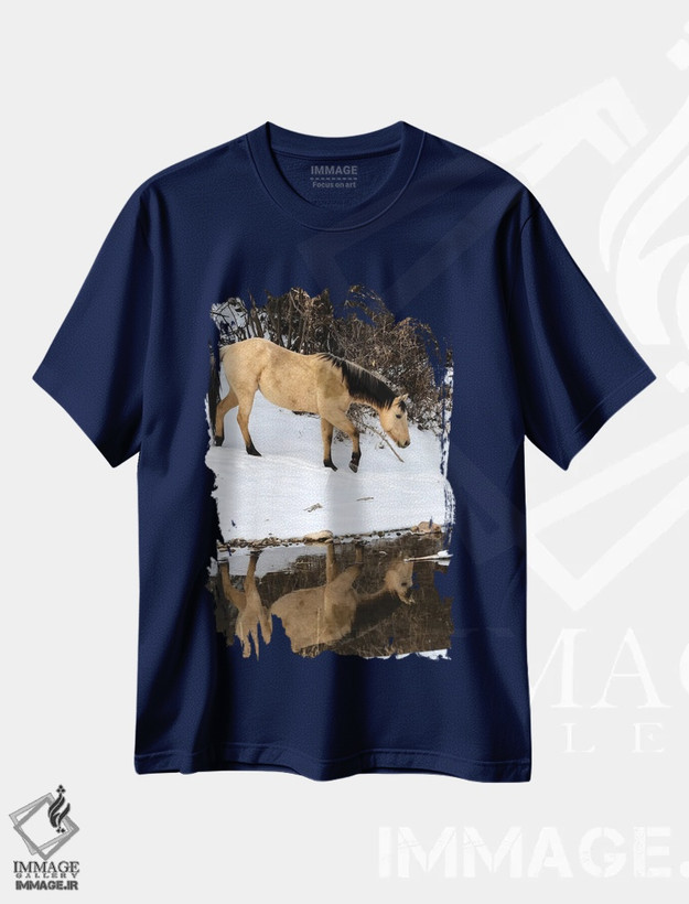 تیشرت سرمه ای طرح دار Shell, Wyoming Hideout Ranch Lone Horse In Reflection Shell Creek,آمریکا، شل، وایومینگ، اسب تنها در بازتاب شکل گرفته در نهر شل اثر دارل گالین