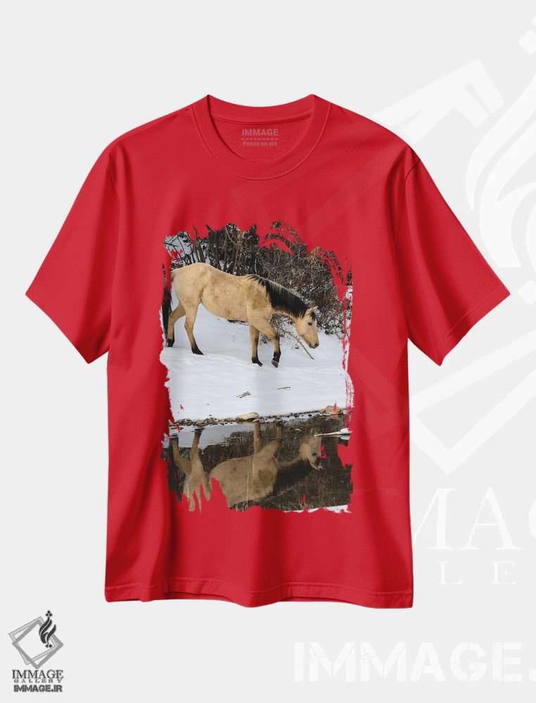 تیشرت قرمز طرح دار Shell, Wyoming Hideout Ranch Lone Horse In Reflection Shell Creek,آمریکا، شل، وایومینگ، اسب تنها در بازتاب شکل گرفته در نهر شل اثر دارل گالین