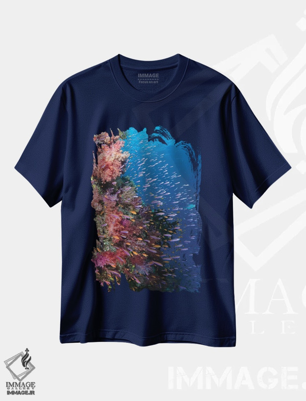 تیشرت سرمه ای طرح دار فیجی. صخره مرجانی با آنتیاسIII اثر جینز گالری