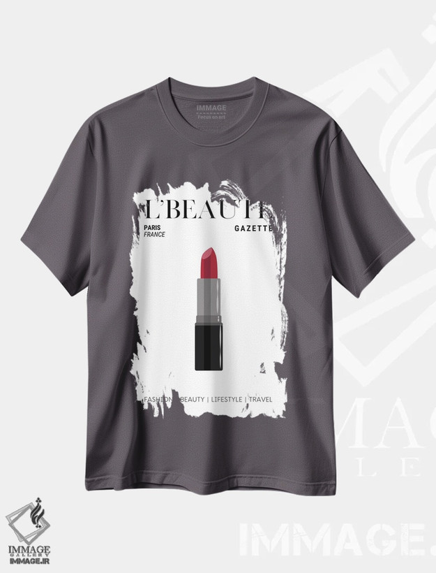 تیشرت طوسی طرح دار جلد مجله آرایش L'Beaute Gazette با رژ لب قرمز کلاسیک اثر پیج ترنر