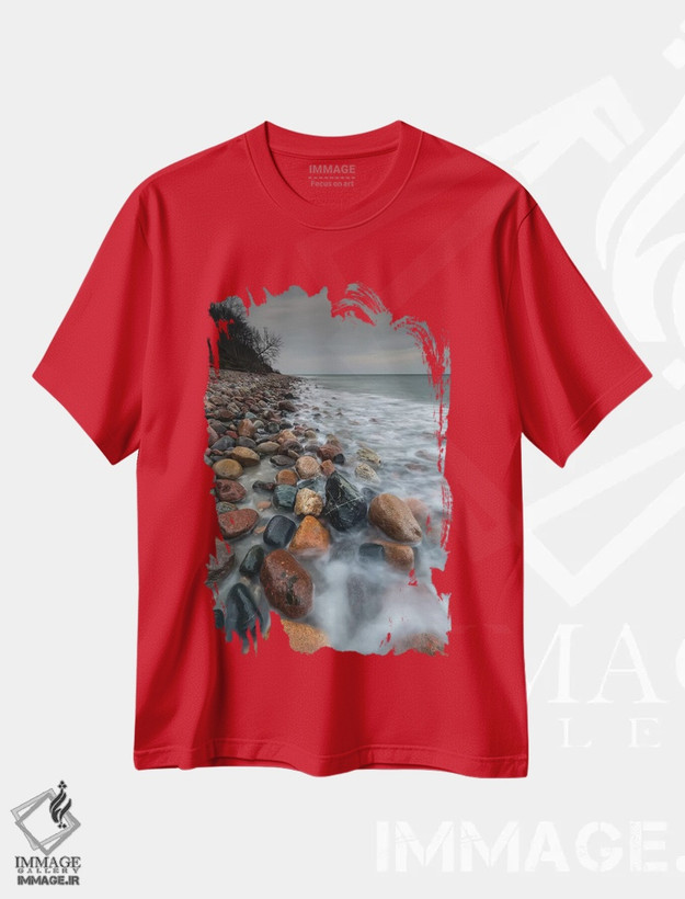 تیشرت قرمز طرح دار اروپا، لهستان، پومرانیا، دماغه روزویه VII اثر میکولاج گوسپودرک