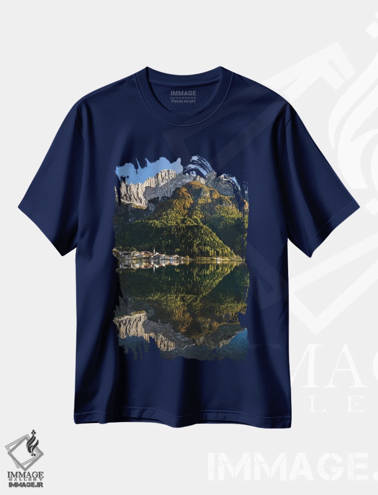 تیشرت سرمه ای طرح طبیعت ,Dolomites, Veneto, Italy,دهکده آلگه کنار دریاچه آلگه در دامنه کوه چیوتا، دولومیت ها، ونتو، ایتالیا اثر مارتین زویک