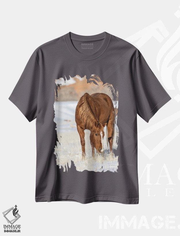 تیشرت طوسی طرح دار Wyoming Hideout Horse Ranch, Horse Grazing In Snow,آمریکا، وایومینگ، مزرعه اسب هایدآوت، اسب در حال چرا در برف اثر هولیس لونی