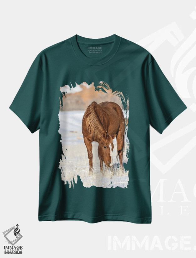 تیشرت سبز طرح دار Wyoming Hideout Horse Ranch, Horse Grazing In Snow,آمریکا، وایومینگ، مزرعه اسب هایدآوت، اسب در حال چرا در برف اثر هولیس لونی